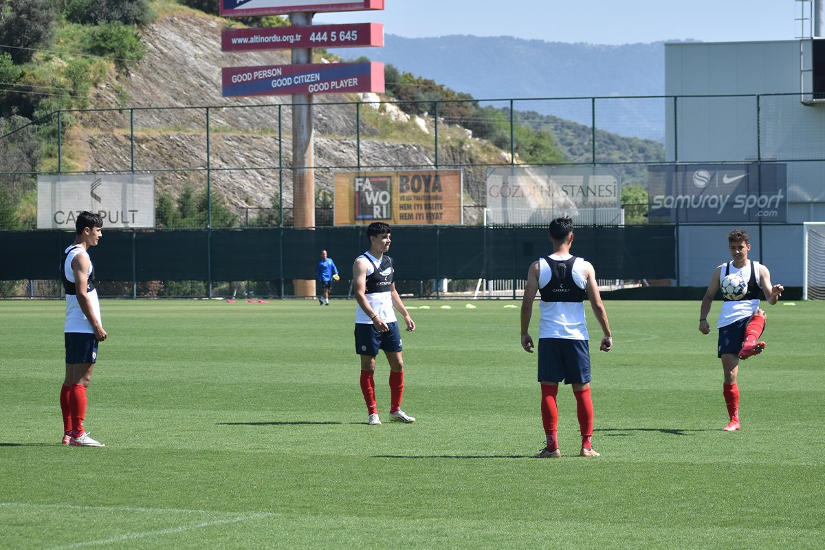 Altınordu Futbol Akademisi (ALFA) U19 Takımımız, U19 Elit A Ligi’nde yarın deplasmanda Sivasspor ile oynayacağı karşılaşmanın hazırlıklarını tamamladı. #TürkiyeninAltınordusu #TheTalentFactory #İyiBireyİyiVatandaşİyiFutbolcu #YereldenEvrensele