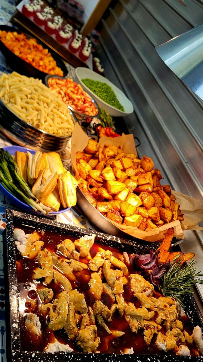 PrePrepWGSF's tweet photo. We were delighted to host family lunches at Pre-Prep this week! 😋 It was wonderful to see our families laughing and chatting over a delicious lunch prepared by our in-house catering company, @holroydhowe 🍽️  https://t.co/vzfWJdUk5V
#BigFuturesStartEarly #PrePrepAndProud https://t.co/U5CEOxoc7Q