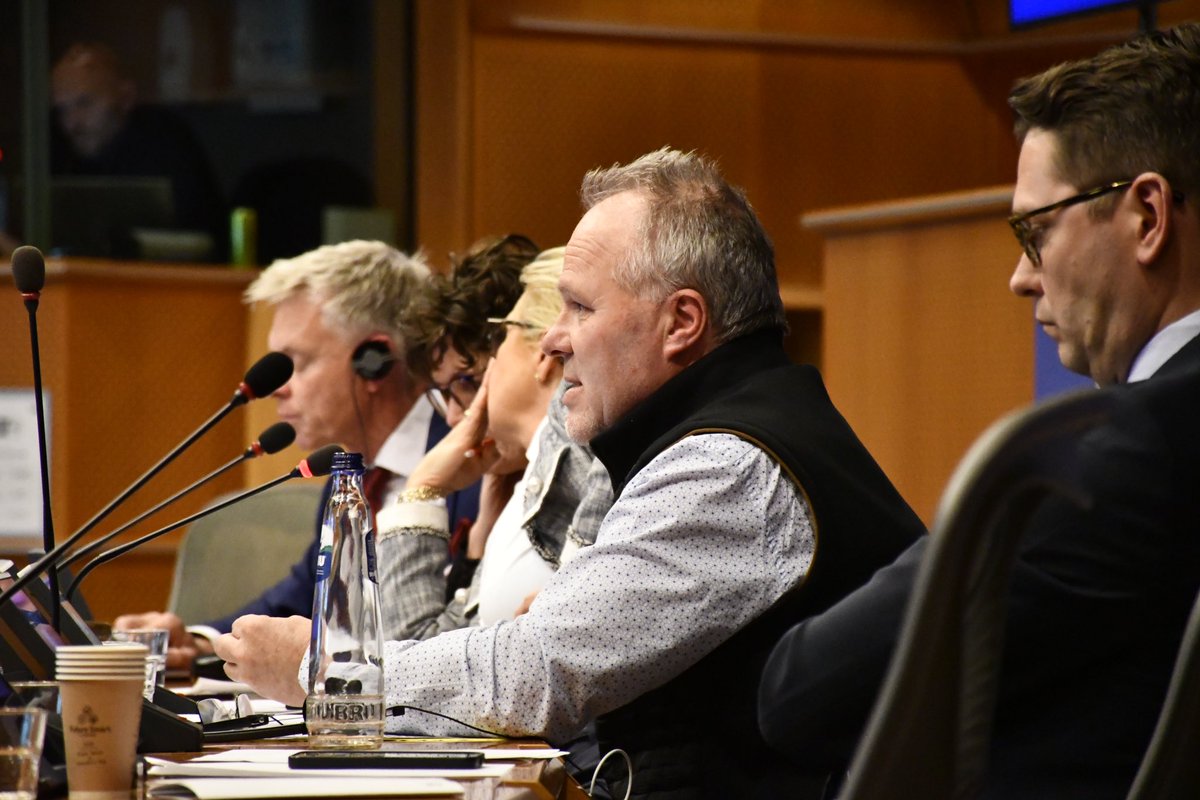 4/7 🇫🇷 #France : Excellente intervention à la tribune de @patrick_legras porte-parole du syndicat @coordinationrur. 🚜 « Les agriculteurs en France ne veulent pas dépendre des subventions #UE mais vivre dignement de leur travail » #Bruxelles #AgriculteursEnColere