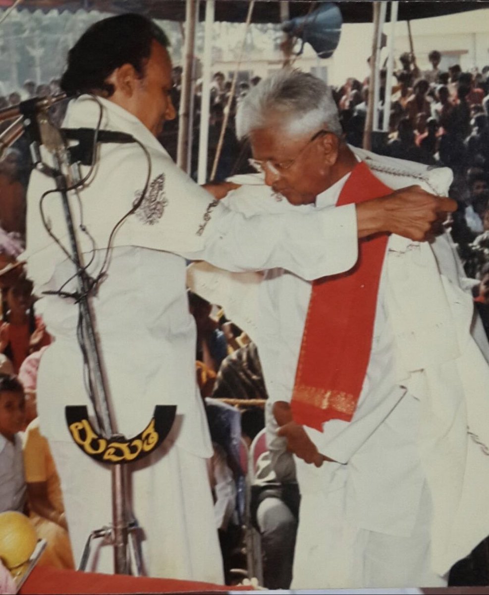 Today being the death anniversary of Dr.Rajkumar, wanted to share an auspicious event where my grand-father Sri. Basavanna Shilpi was falicitated by Dr.Rajkumar for sculpting godess Chowdeshwari at Mattikere temple. ⁦