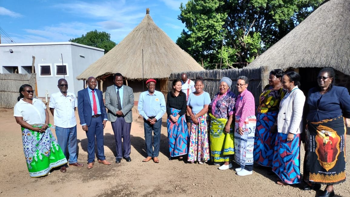 SRSG, @MCDSS_Zambia Minister, and @UNICEF REP pay a courtesy call to Chief Mukuni of the Leya people in Kazungula, #Zambia. Dr. Najat Maalla M’jid commended the Chief for his work to #EndChildMarriage and foster positive social change in his community. Support  #ActNOWtoEndVAC 🛑