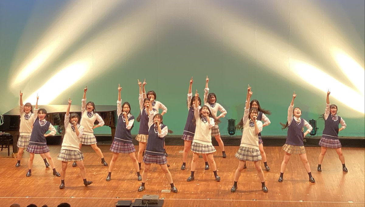 Sopro_osaka's tweet photo. 本日はとあるイベントにご招待いただき、パフォーマンスをさせていただきました☺️

イベントの最後には出演者の皆さんと一緒に歌わせていただいたりと、とても楽しい１日となりました💕
本日はお招きいただきありがとうございました🤗🌟

早く皆さんにも14期のライブをご覧いただきたいです🎶 https://t.co/IDDQdDhGaL