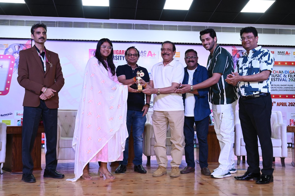 cmffindia....
..
..
..
Directors hounred by the Festival Director of Chandigarh Music & Film Festival at Chandigarh University.
#cmff #chandigarh #filmfestival #punjab #chandigarhuniversity