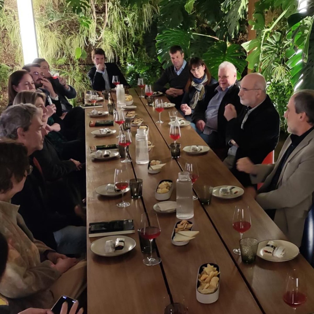 Esta semana hemos celebrado un piscolabis con Fernando Aramburu 🧀🍷 El autor vino a sentarse con los asistentes para charlar de escritura y literatura en una conversación que giró en torno a su última y esperada novela, ‘El niño’. ¡Mil gracias por una noche memorable!