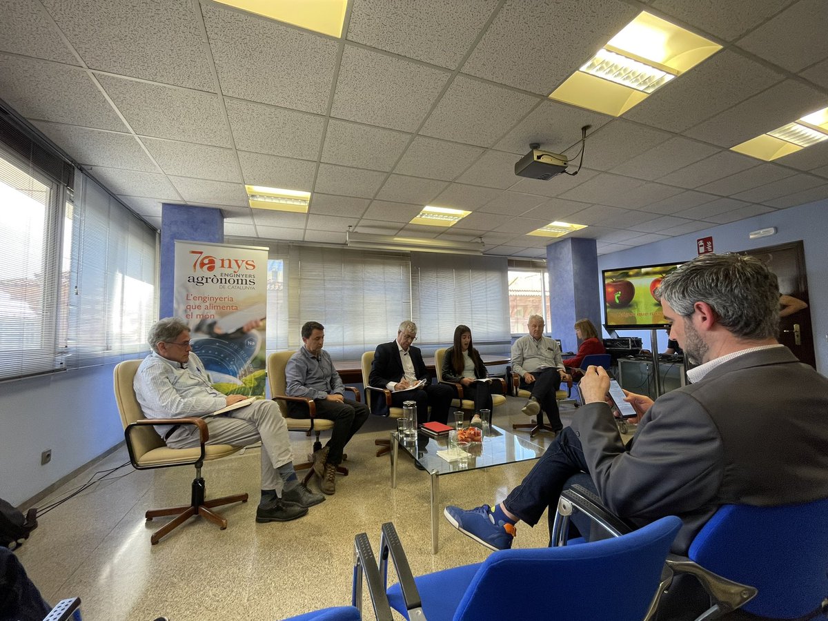 Seguim amb la 2a taula rodona, moderada per @iservia i amb la participació d’Helena Camats (@IrrigaS), Roberto Quintilla (C.G.R. Canal Aragón y Cat.), Miquel Sacrest (@asg_sa) i Francesc Camps (@irtacat). Com ha canviat l’aigua el territori a través de les CC.RR.?