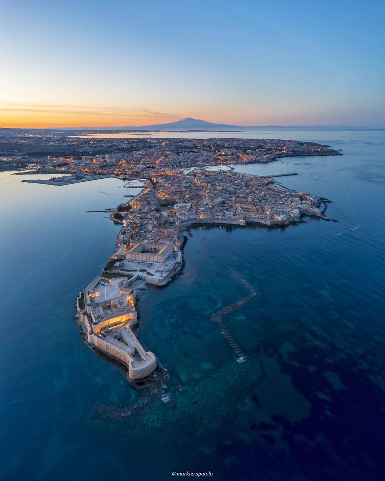 Amazing blue hour 💙 #visitsicilyinfo #ortigia #siracusa #etna #volcano #unesco #worldheritagesite #sicily #sicilia 📷 Markus Spatola