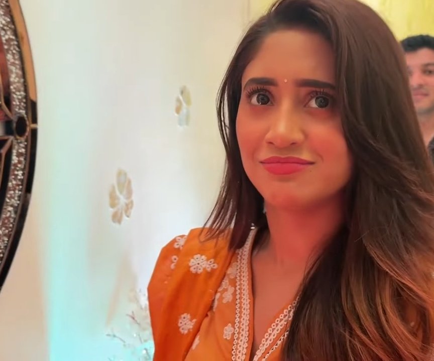 Pookie bear 💘💘 
Pata nahi koi isse capture krta hein to ye aisa look kyu deti hein Bhai dar jate hein log 
#ShivangiJoshi