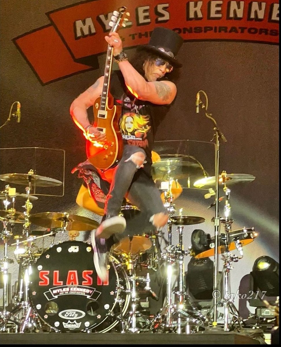 A killer photo of @Slash jumping on stage 💫❤️ 📸 : tako