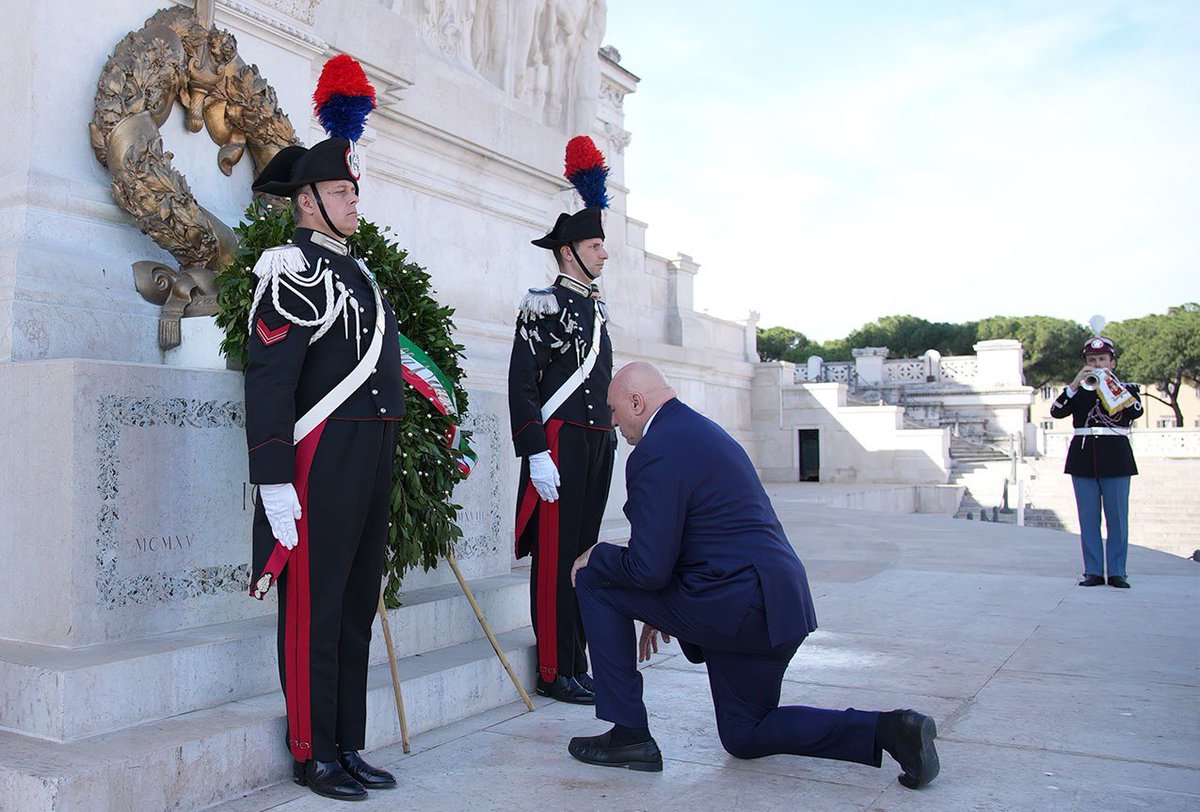 Questa mattina, il Ministro della Difesa Guido Crosetto ha reso onore al Sacello del Milite Ignoto, depositando una corona d'alloro presso l’Altare della Patria, in occasione del 101° anniversario della costituzione del Gruppo delle Medaglie d'Oro al Valor Militare d’Italia.