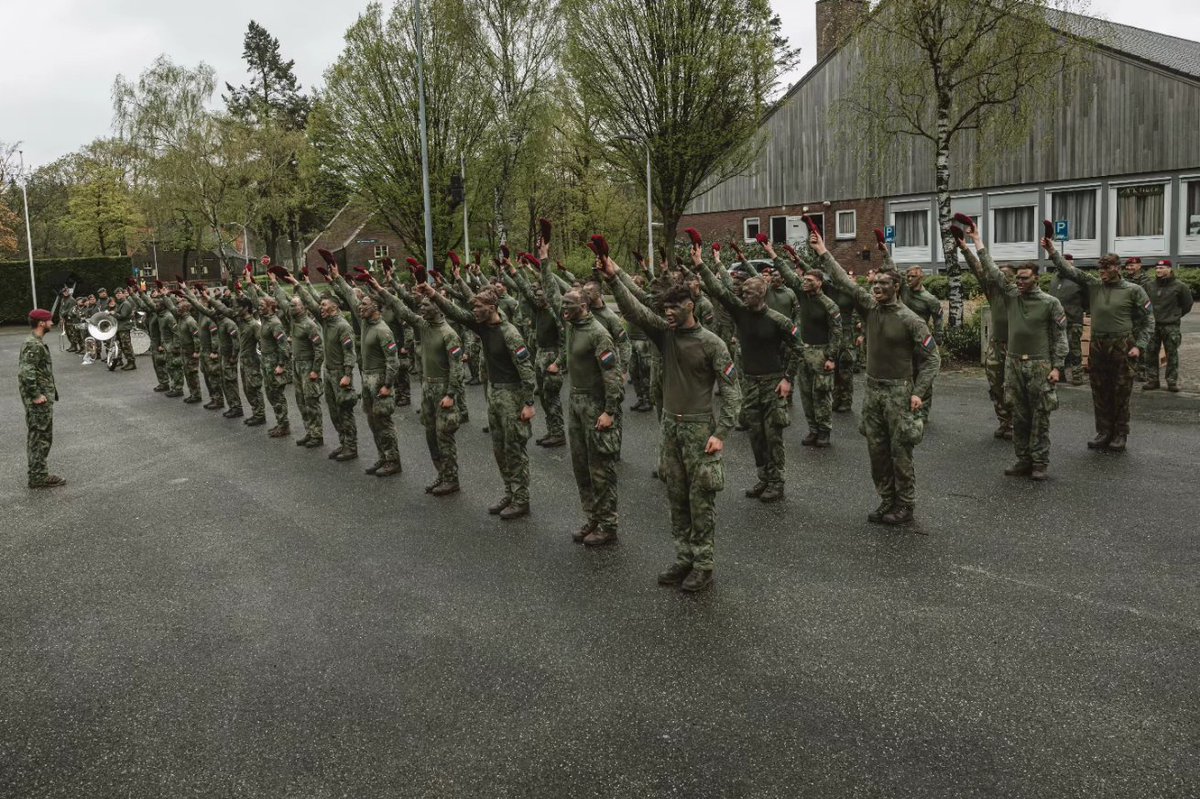 Opnieuw een kippenvel moment vanochtend op de Oranjekazerne in Schaarsbergen. 'AIR ASSAULT' galmt uit de 55 vermoeide nieuwe Rode Baretten die na hun eindoefening de felbegeerde Rode Baret verdiend hebben! Welkom bij de familie, voel jullie thuis en draag hem met trots!🦅🦅