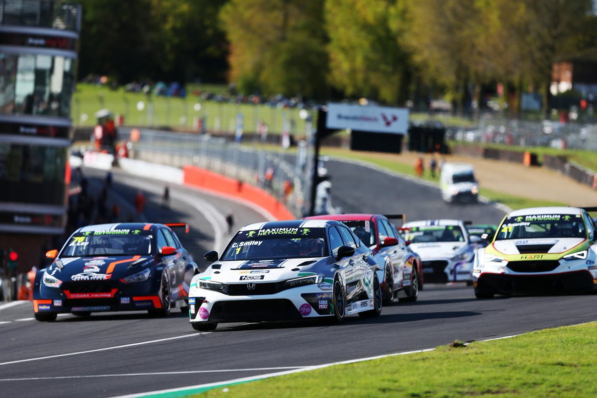 TCR UK will launch their 2024 season this weekend at Brands Hatch 💪💪 Tickets are still available in advance and go off sale TODAY (Friday) at 4pm. After that they're only available at full price on the gate. Under-13s get in for FREE 🎫 📲 More info: brandshatch.co.uk/2024/april/tcr…