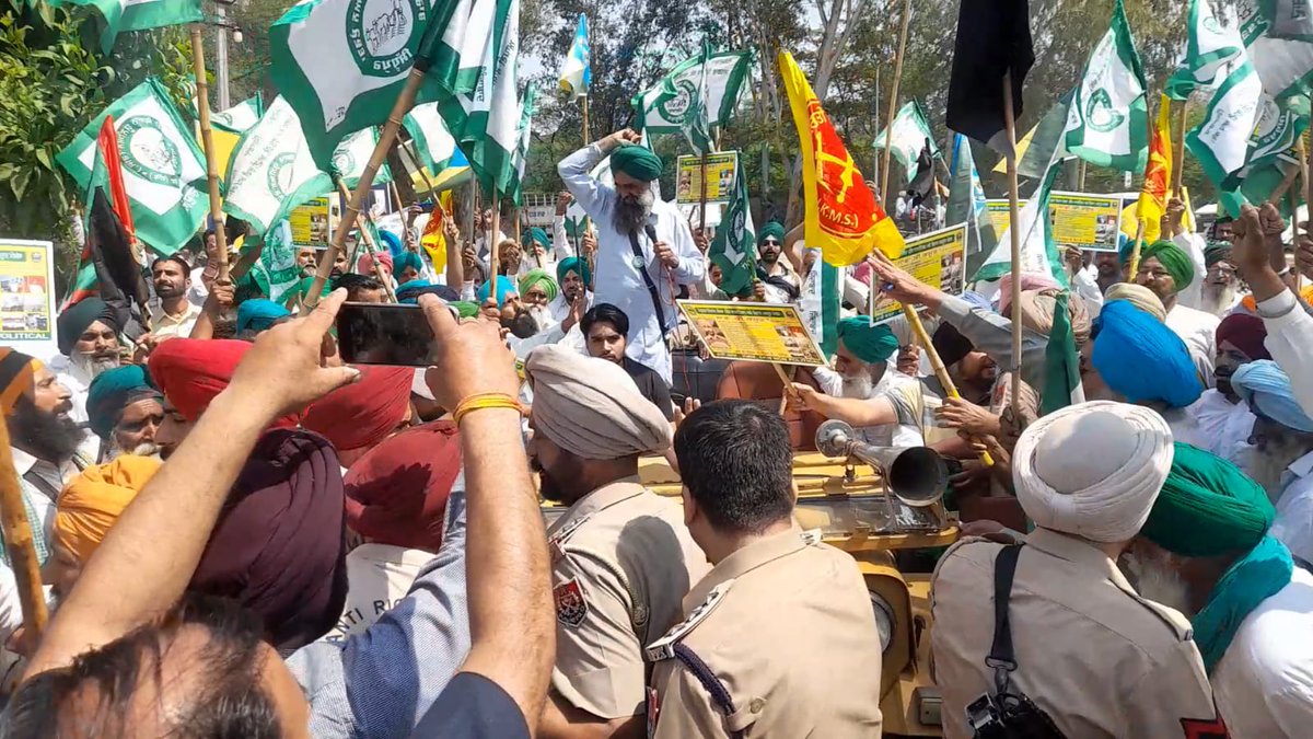 Farmers protest against @BJP4India candidate #HansRajHans from Faridkot when stopped from posing questions #FarmerProtest2024