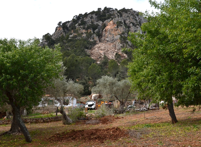 El passat 25 de març es va produir un moviment gravitacional amb despreniment massiu de material rocallós al vessant nord-est de la Fita del Ram, Esporles. Varen caure grans blocs de roca calcària a més de 300 metres de distància des del punt de ruptura