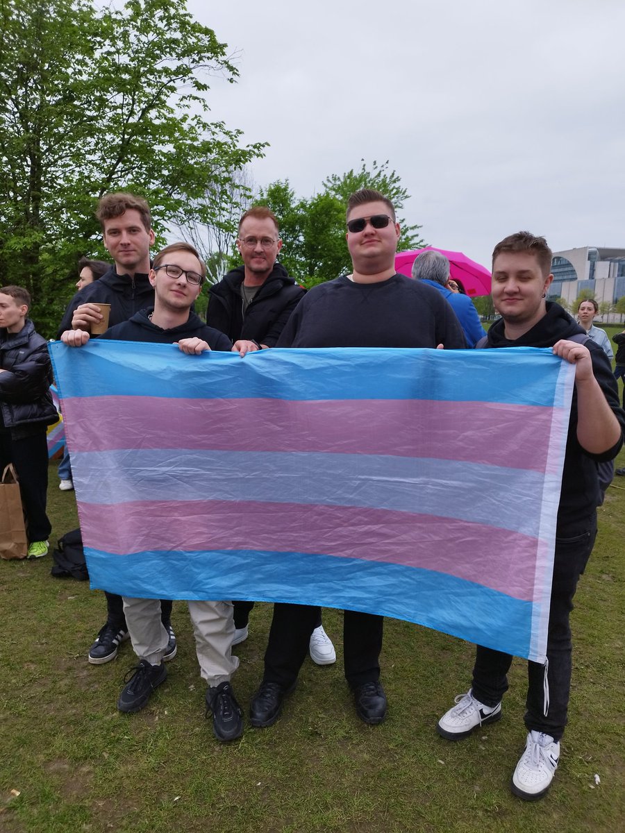 Es füllt sich auf dem Platz der Republik - und <a href="/dieLinke/">Die Linke</a> ist auch schon da! 🏳️‍⚧️ #Selbstbestimmungsgesetz