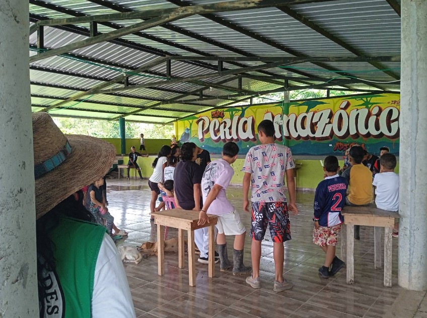 . @PBIColombia accompanies the Justice and Peace Commission at a youth meeting at the Amazon Pearl Campesino Reserve Zone in Putumayo. The Estado Mayor Central and Segunda Marquetalia armed groups pose a threat in the area. Read more at: pbicanada.org/2024/04/12/pbi… #PBIaccompanies