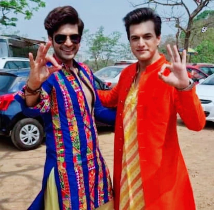 Karan & Mohsin😍💕 Yrkkh had given Karan some genuine and beautiful bonds😘💚 They both were so good onscreen together #KarVeer 😁✨ I just love them Plz ek reunion kar lo @kkundrra @momo_mohsin 🙏☺️ #KaranKundrra #MohsinKhan #3YearsOfRanveerChauhaan