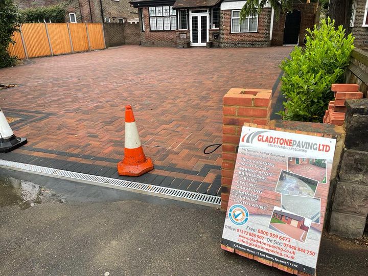 👀Looking to improve the use of your driveway❓We can design and build the perfect driveway for your home. ☎️ For more information call us today on 01323 887 678 #driveways #patios #patio #landscape #landscaping #resin #paving #home #property #eastsussex #eastbourne #polegate