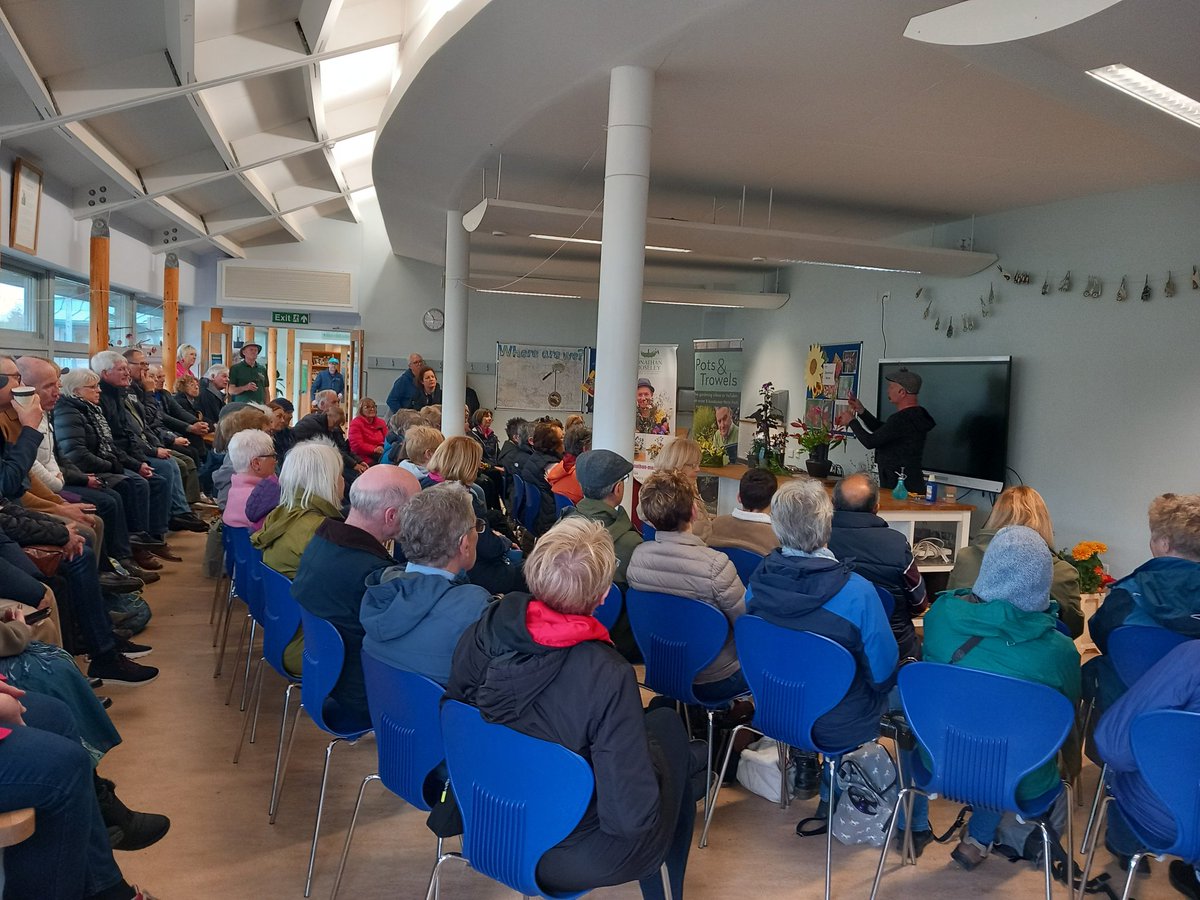 First day of <a href="/jpmoseley/">Jonathan Moseley</a> #flowertalk <a href="/The_RHS/">The RHS</a> <a href="/RHSHarlowCarr/">RHS Harlow Carr</a> Garden Show! A full house of enthusiastic audience! Celebrating beautiful #British #FlowersOnFriday