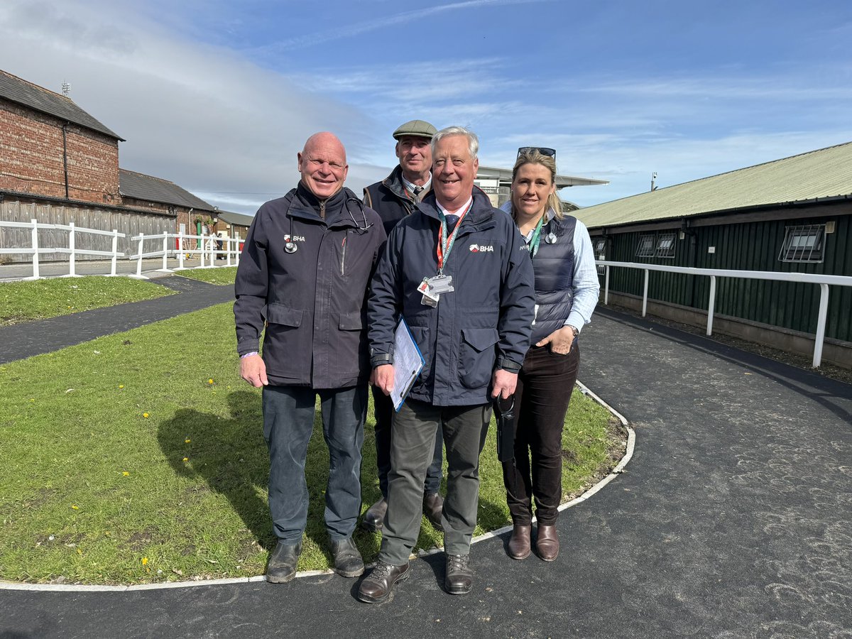 @StandUp4Racing Today we’ll be going behind the scenes again at @AintreeRaces Below we have the @BHAHorseracing team who are behind the pre race checks. This includes microchip scan and then the pre race examination which includes listening trot up, listening to heartbeat…