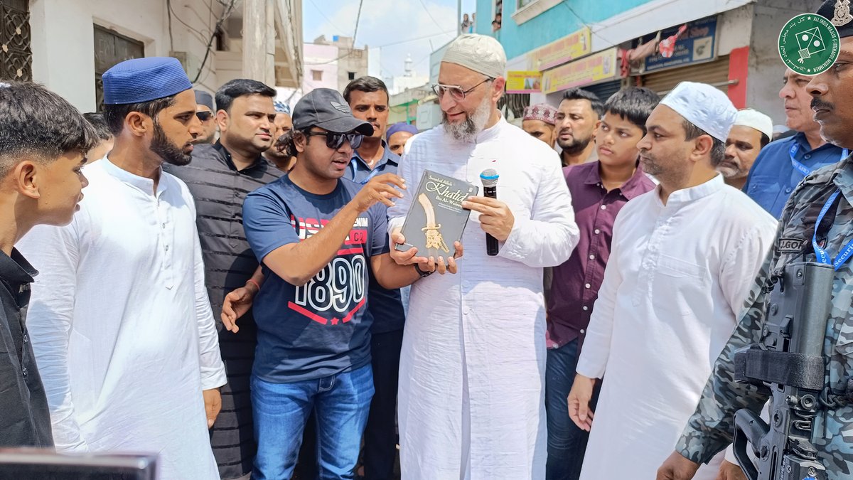 Barrister @asadowaisi ne aaj baad Namaz-e-Jumma Hyderabad Parlimani Halqe ke tehat Bahadurpura Assembly Constituency ke Doodh bowli division mein Paidal Daura kiya, Awaam se mulaqat karke 13 May ke din hone wale paarlimani election mein Majlis ke haq mein vote dene ki appeal ki.…