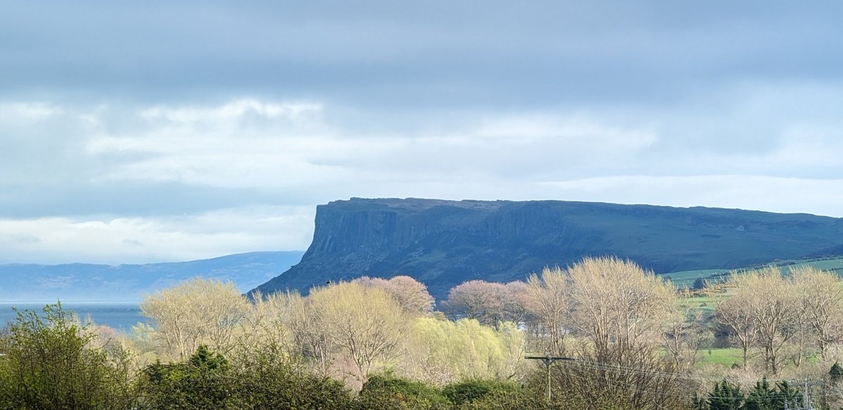 Fairhead looking dark and mysterious. Mull of Kintyre in blue. @KintyreForum @bbcweather @deric_tv #VMWeather @DiscoverNI @LoveBallymena @WeatherCee @angie_weather @Louise_utv  @WeatherAisling @barrabest @Ailser99  @EventsCauseway @carolkirkwood   @Schafernaker @geoff_maskell