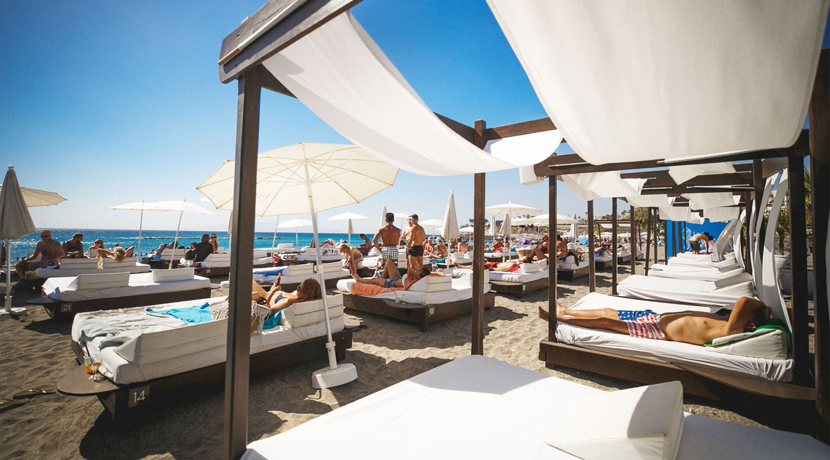 Relájate con estilo en los beach bars de Costa Adeje. Encuentra el mix perfecto de sol, mar y delicias gastronómicas 🏖️🍽️🍸 📍Le Club, Playa Fañabé