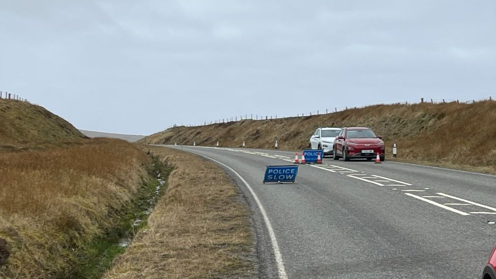 Man, 25, dies after crash on main road to Sumburgh Airport in Shetland bbc.co.uk/news/articles/… @bbcshetland