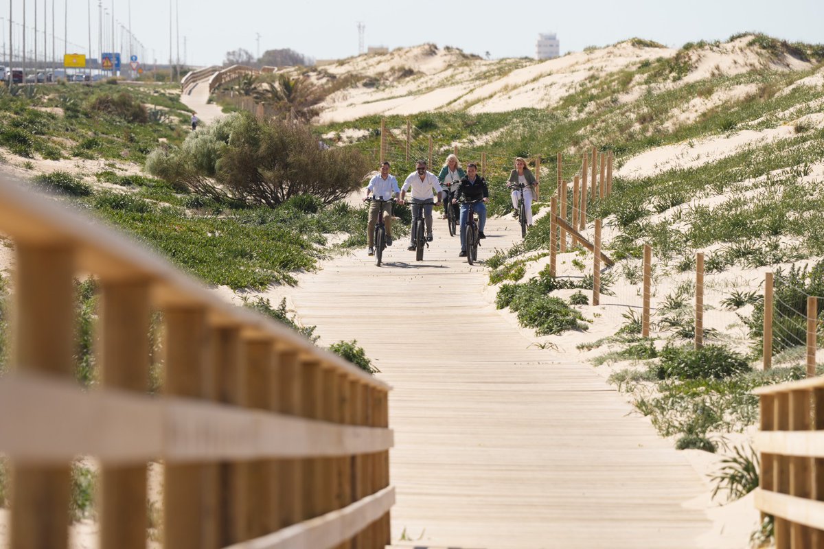 🗣️ @JuanMa_Moreno: #Andalucía apuesta por el #Cicloturismo. Por unir turismo, ocio, deporte y medio ambiente aprovechando las excelentes posibilidades que ofrece nuestro territorio. Toda una experiencia para nuestros sentidos. 📍 Inauguración del tramo 1 de @EuroVelo_ES.