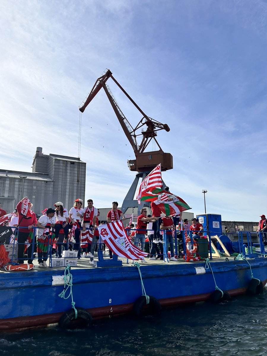 Sinestezina eta hipnotikoa bezain erreala. Herri oso bat kalean, belaunaldien arteko poztasuna bermatu zuen ospakizun kolektibo baten bitartez: 40 urte zai, ez daudenal gogoan eta etorkizunera begira. Hiriaren paisaia aldatu da, erroek eta Klubak bertan segitzen dute. Zoragarria.