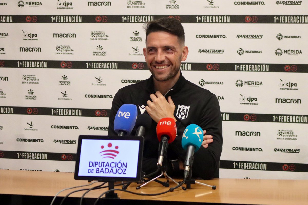 🎥 Comienza la rueda de prensa de David Rocha previa al #MéridaAlgeciras 🎙️ “Verte fuera del descenso siempre ayuda. Todo pasa por ganar nosotros. El enfoque de la semana ha estado en salir con intensidad, salir enchufados desde el calentamiento’