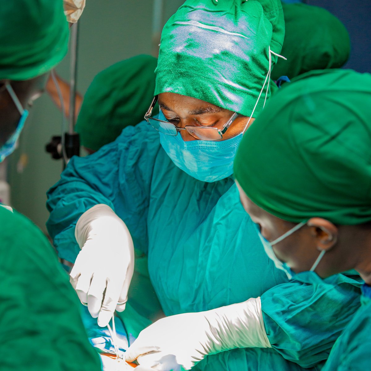 💭 “Before, we had just 2 days a week to operate on children. It was causing backlog & long waiting lists.”  🇹🇿 Dr. Zaituni is an incredible paediatric surgeon. Last year, she led a team of 31 to separate conjoined twins in a theatre installed by KidsOR. 💙 “KidsOR gave us a…