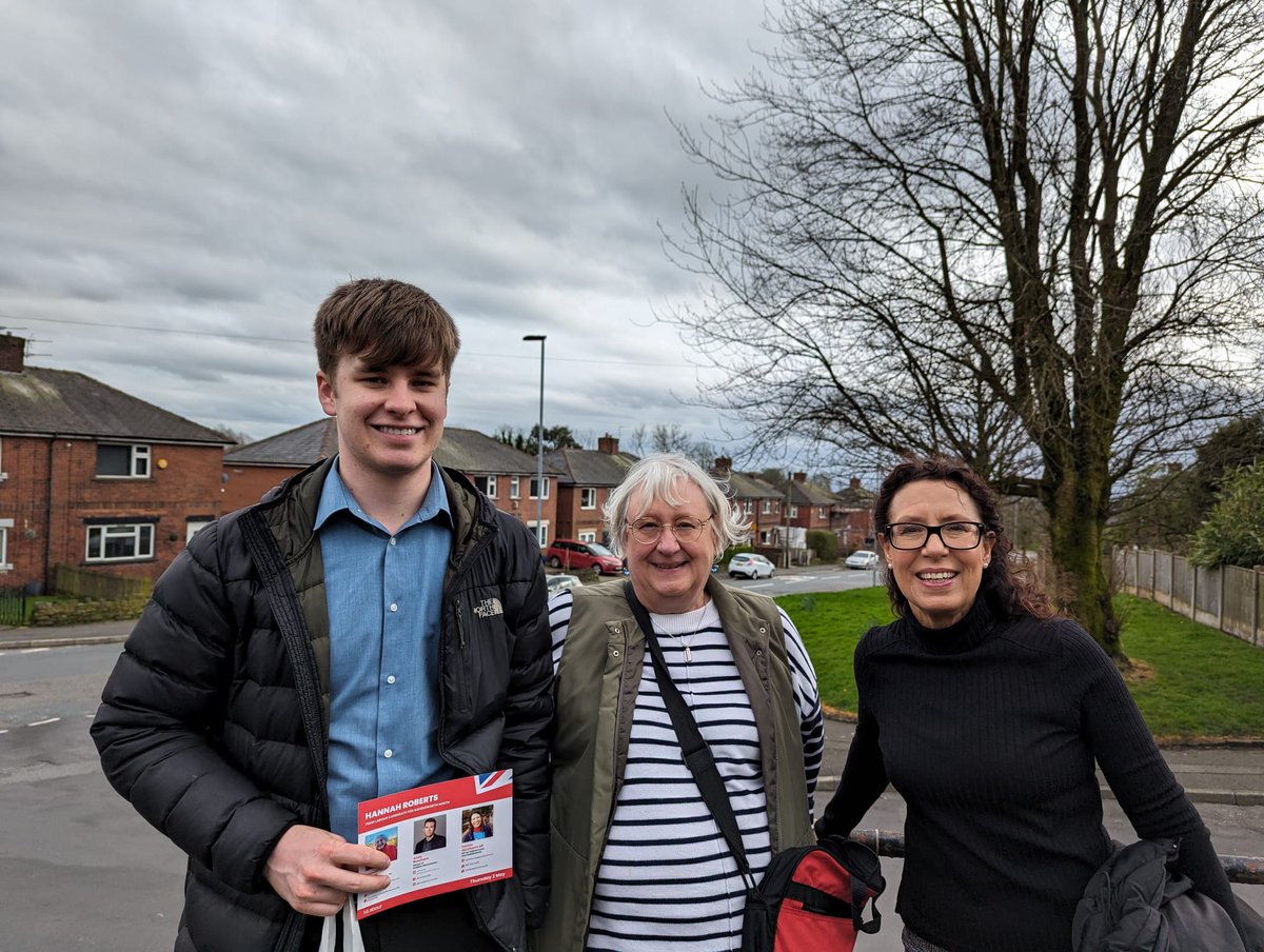 Out speaking to residents in Knowsley Ave area Concerns raised about speeding & impact of Tory cuts on public services Council & Mayoral elections 2nd May @Debbie_abrahams @SaddandLeesLab @OldhamWomenLab @oldhamlabour