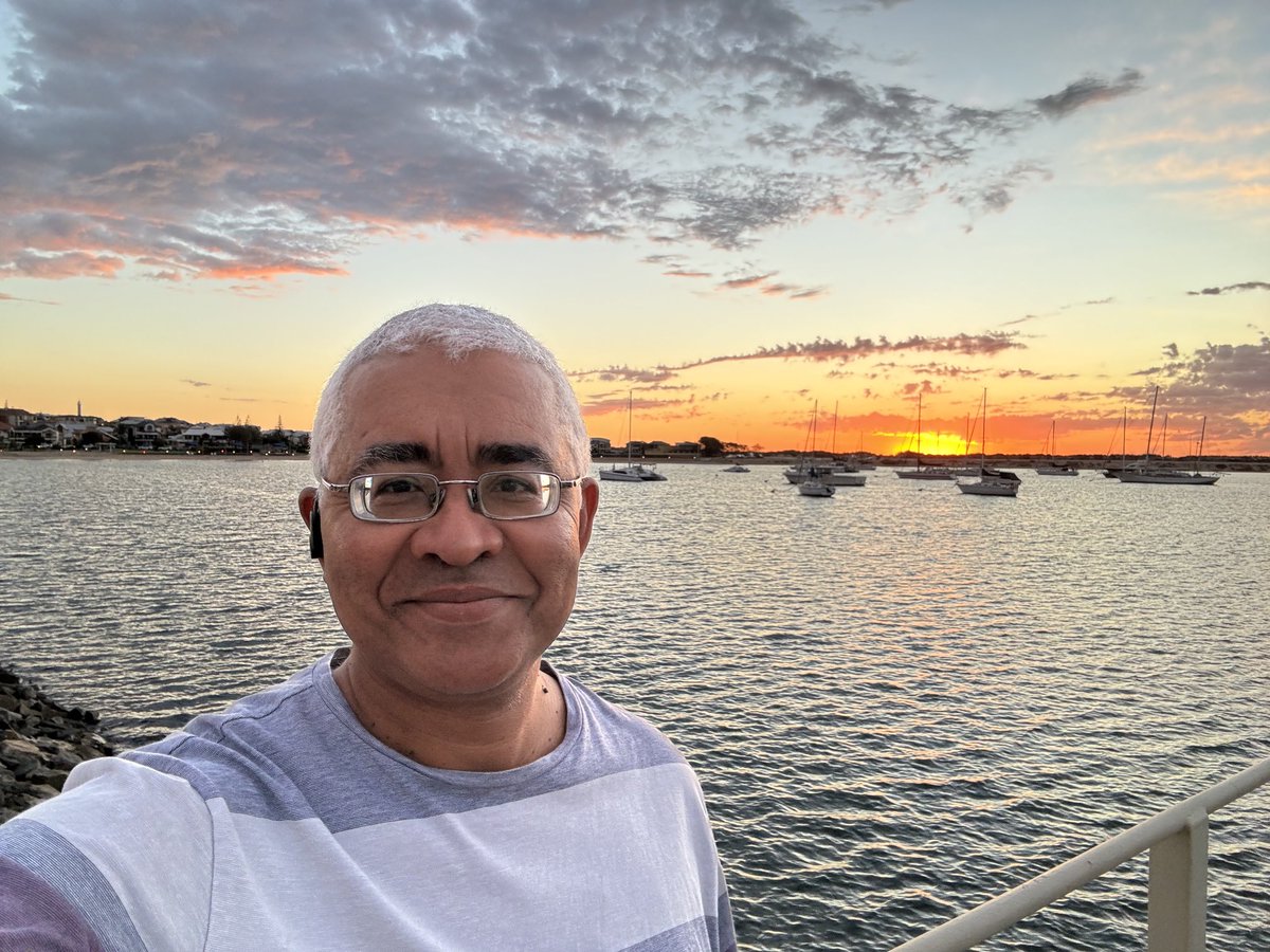 It’s so lovely and relaxing to be able to take a friday sunset stroll on Jetty road in Koombana Bay after an interesting and busy week at work 🇦🇺🚶🏾😊👍🏽