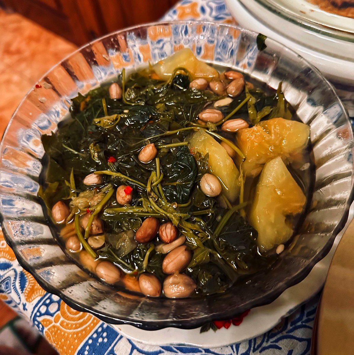 Berakhirnya era opor dan sambel goreng ati… Kurang: tempe godong jati. Wis tak goleki tekan Pamotan dan Jatirogo (lintas provinsi), tetap belum nongol di pasar. Mungkin para pembuatnya masih sibuk berlebaran. Endi panganan kampungmu, Luuur..