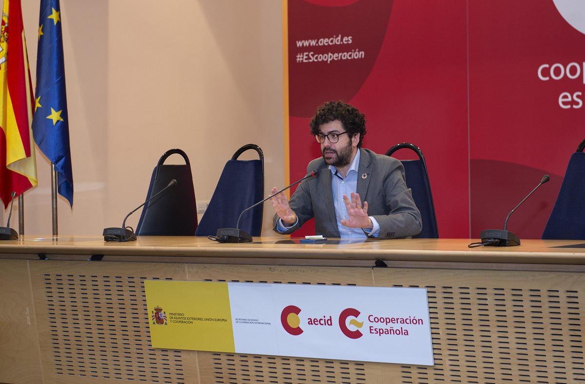 Hoy nos ha visitado el alumnado del XIX Máster en Diplomacia y RRII de la @esc_espana. Les ha recibido nuestro director, @anton_leis, con el que han dialogado acerca de los principales desafíos globales y el papel que juega la @CooperacionESP en ellos. ¡Gracias por la visita!