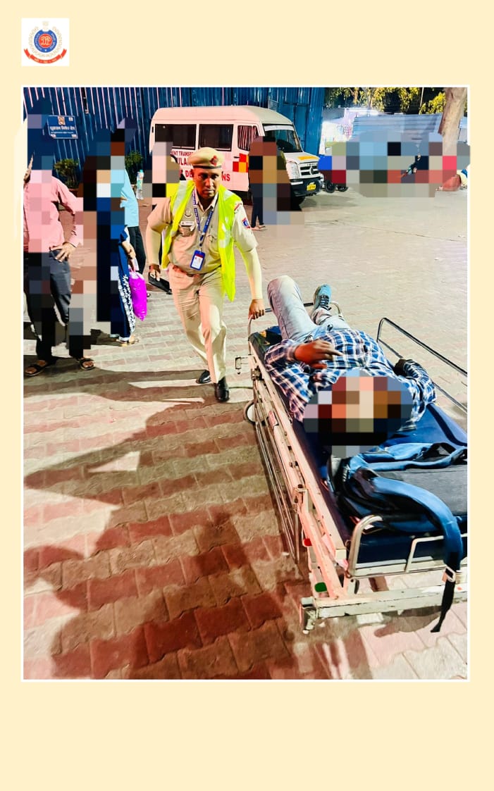 #PCR staff of #Central Zone, provided first aid to a victim of road traffic accident and shifted to LNJP hospital for further medical aid. Timely and prompt action by the PCR staff deserves appreciation. #DPUpdates #PCRUpdates @CPDelhi @DelhiPolice @DCPCentralDelhi
