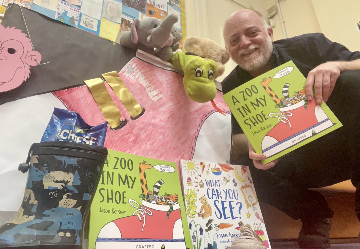 The final leg of my whistle-stop tour of @BarnetLibraries was at the #GoldersGreen branch where I used to take my own children for rhyme time. After 3 libraries in 1 week, I now know the new songs and my presentation is more refined - shame there are no more events!
#azooinmyshoe