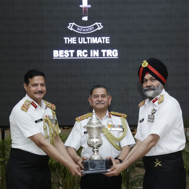 BALIDAANAM VEER LAKSHNAM! Jammu and Kashmir Light Infantry (JAKLI) Regimental Centre was adjudged as the best regimental centre in training among the 27 Infantry regiments in the #IndianArmy. Proud to belong. The Commandant received the trophy from the Vice Chief. Jai Hind 🇮🇳