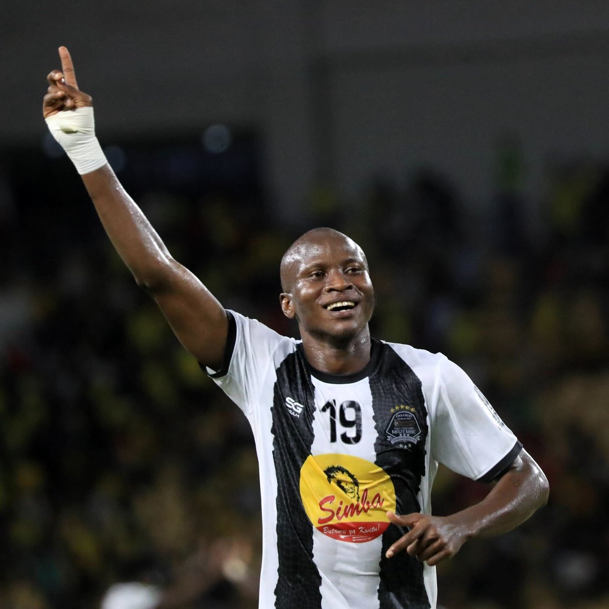 Augustine Oladapo of @TPMazembe brings your #FridayFeeling after their quarters’ victory! ✨🥳 #TotalEnergiesCAFCL