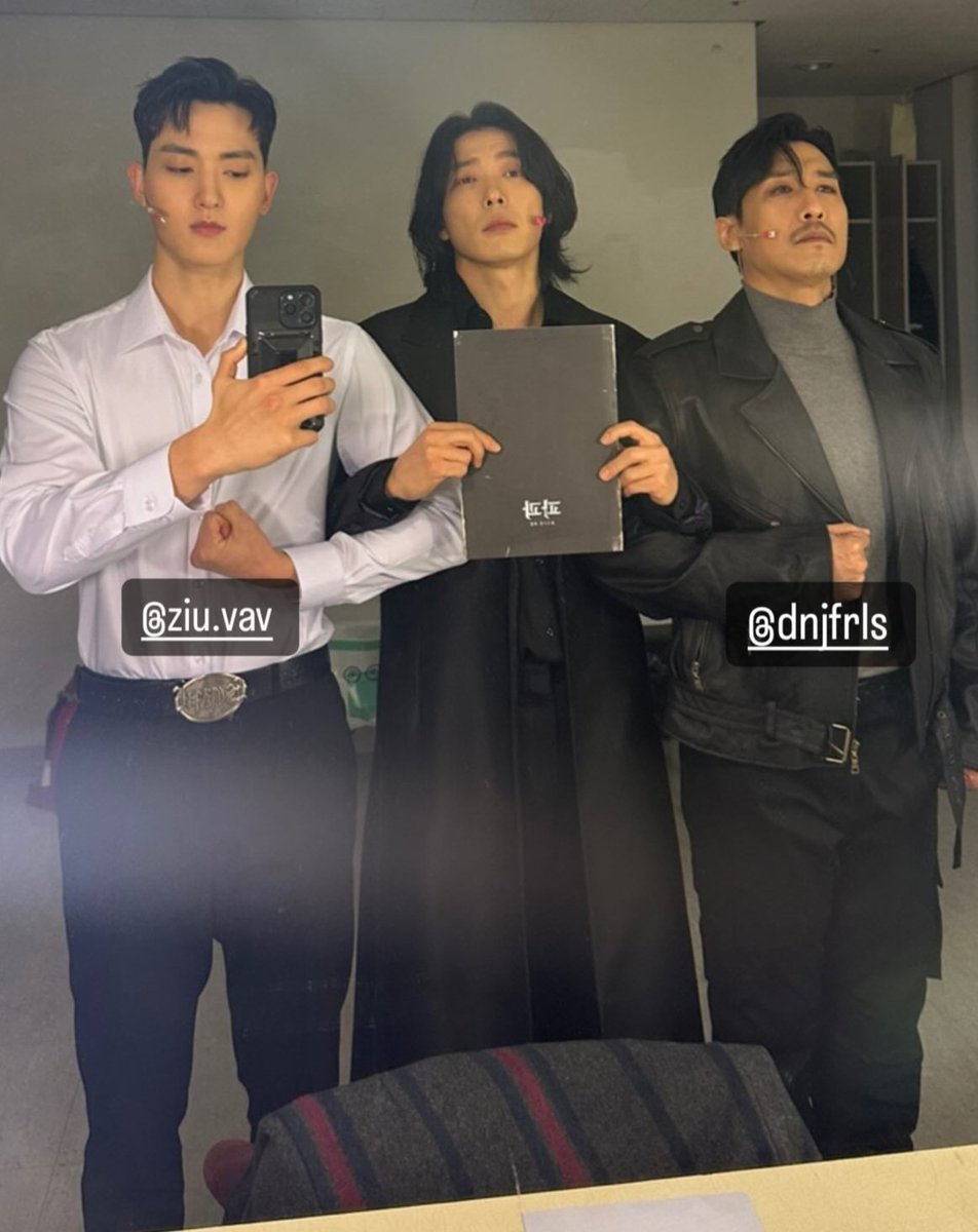 New selfie update : I like how this new trend by jaeuck where he takes selfie without touching his phone. The smug expression and hands rolled in eachother give of 'it' girl vibe #kimjaewook  #kimjaeuck #jaewook  #jaewookkim #jaeuckkim #キムジェウク #김재욱  #pagwa #damagedfruit