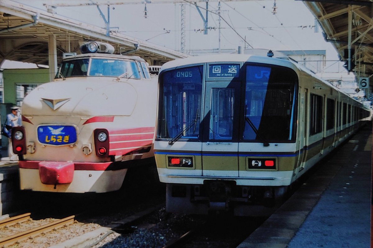 ネガが見つからなかったため、写真をスマホで撮影した物になりますが、2001年に撮影した駅での車両の並びを集めてみました。まだまだ103系や485系などの国鉄車両が当たり前に見られた時代でした。地上時代の奈良駅も懐かしいですね。
2001年8月4日 大阪
2001年8月18日 大阪
2001年 奈良
2001年 米原
