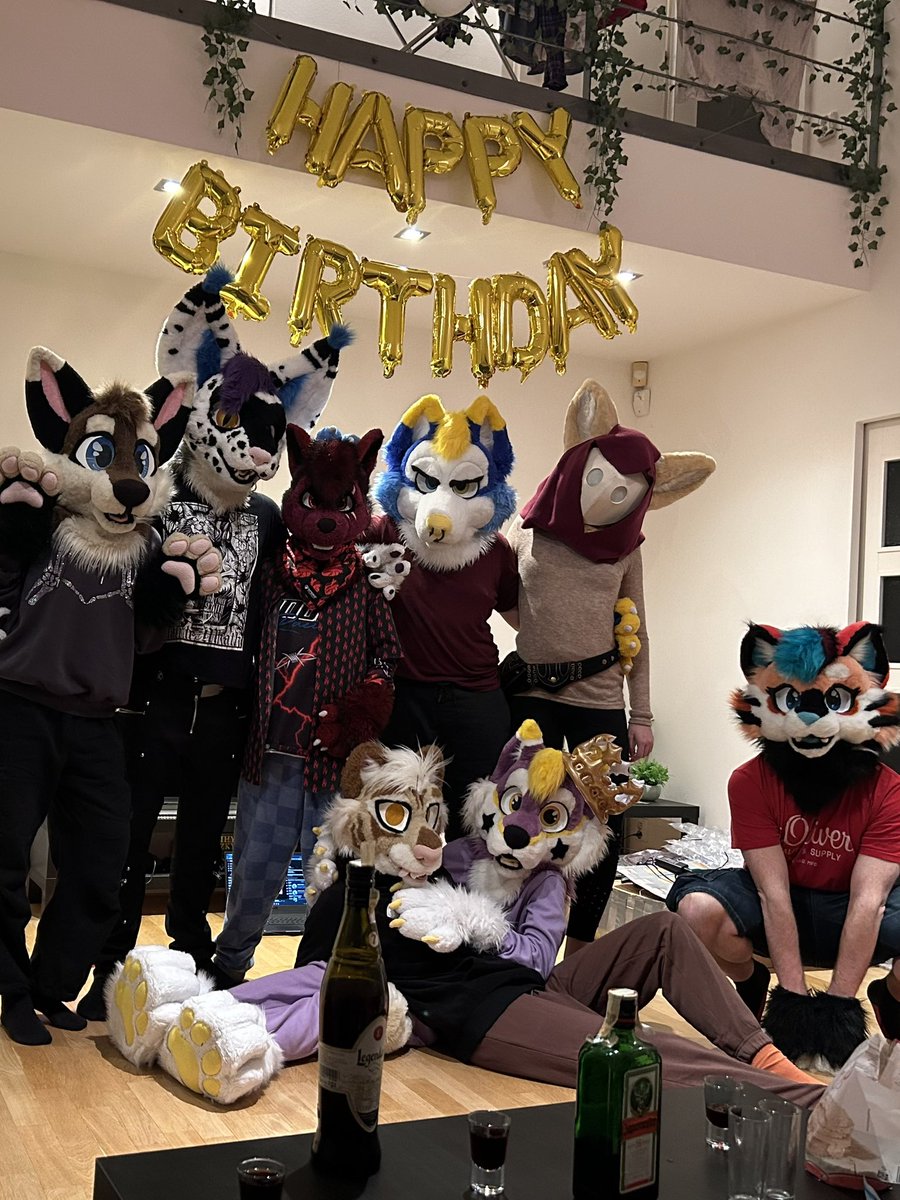 Balloons on my profile this #fursuitfriday 🤪