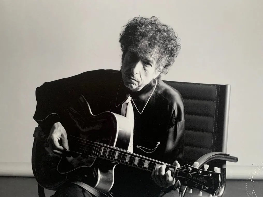 Bob Dylan poses sitting on a chair with his guitar, Brooklyn, NYC, 2001. 📸: David Gahr. #BobDylan #Dylan