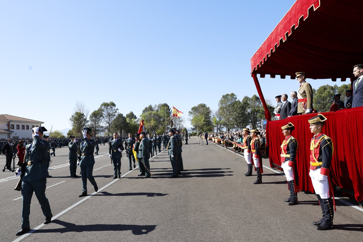 El Rey preside el acto de juramento o promesa ante la Bandera de España de la 129ª Promoción de la Escala de Cabos y Guardias de la Guardia Civil y de la 170ª del Colegio de Guardias Jóvenes de la Guardia Civil de Valdemoro (Madrid). ➡️casareal.es/ES/Actividades…