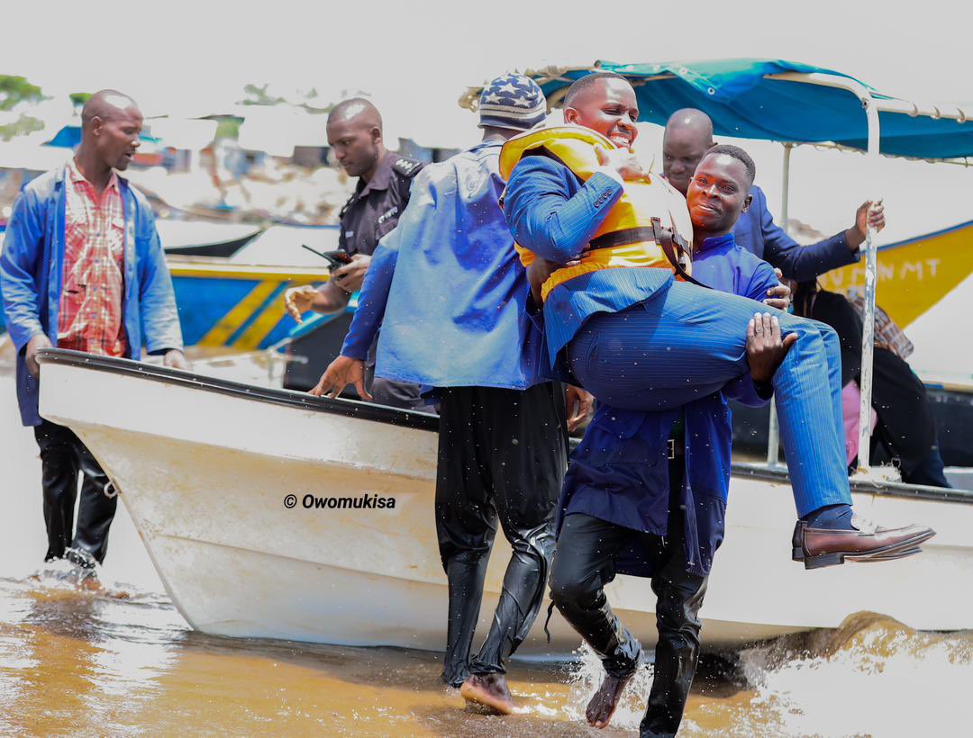 While the other one is always hiding inside a popcorn machine, this is how opposition leaders interact with the people of Uganda..Nze ntemye😁