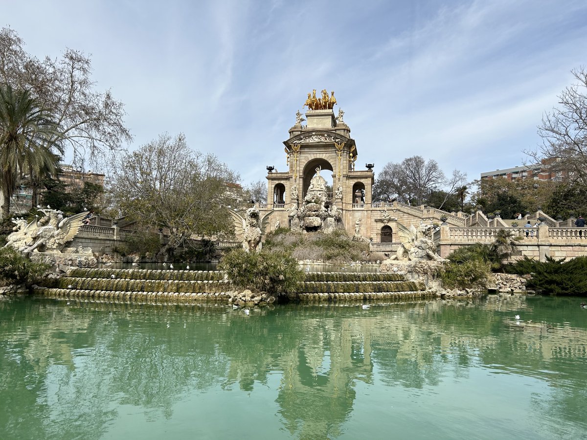 Construido sobre una antigua fortaleza militar, el Parc de la Ciutadella es uno de los gérmenes del modernismo catalán. Aquí realizaron sus primeros trabajos los arquitectos Gaudí y Muntaner. 'Jardines con historia' sábados a las 18.45h rtve.es/play/videos/ja…