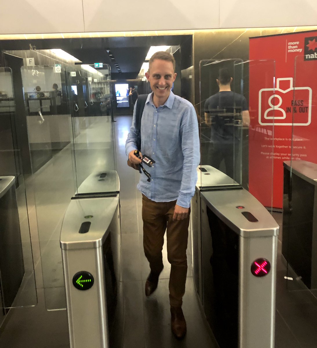 Tim_Denning's tweet image. I retired from my banking job forever at 34.

• No mentors
• No illegal activity
• No severance pay

Here are the simple ideas I used to retire early:🧵