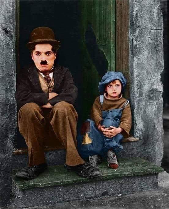 PARANIZ DÜŞTÜ BEYEFENDİ... Sinema tarihinin en ünlü komedyeni Charlie Chaplin anlatıyor: 'Küçük bir çocukken babamla bir sirk şovunu izlemeye gittik. Bilet sırasında uzun bir kuyruk vardı ve önümüzde anne-baba ve 6 çocuktan oluşan bir aile vardı. Fakirlik hallerinden belliydi,…