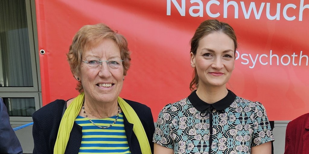 Finanzierung der Weiterbildung jetzt! #PsychotherapieIstUnersetzlich Wir danken Ministerin @gerlach_judith für ihren Support auf unserer Kundgebung in Würzburg! #DPtV @BarbaraLubisch