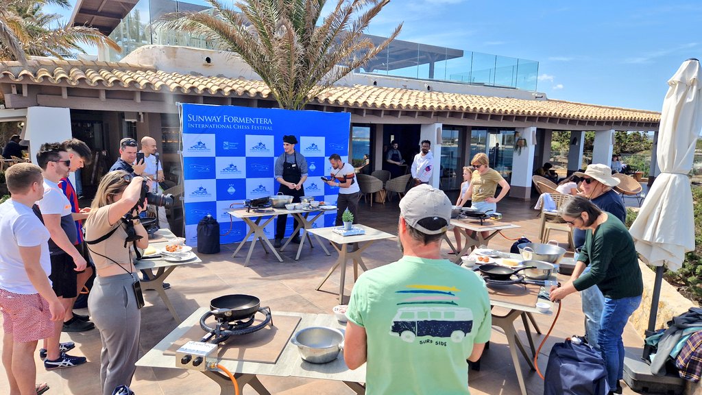 SunwayChessOpen's tweet image. Pasta masterclass 🍝 on its way at #SunwayFormentera. Players are enjoying the beautiful day ☀️ again in the island and the activities we have for them! 
#ChessInParadise
